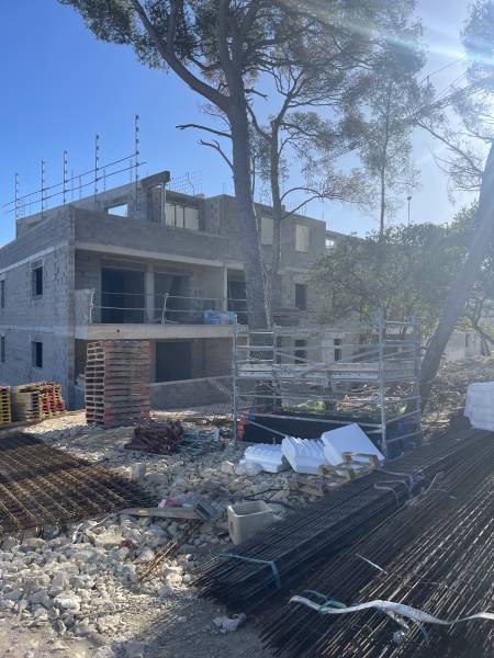 Construction neuve de la résidence Puech du Teil à Nîmes : étanchéité, isolation et pose des dalles sur plots