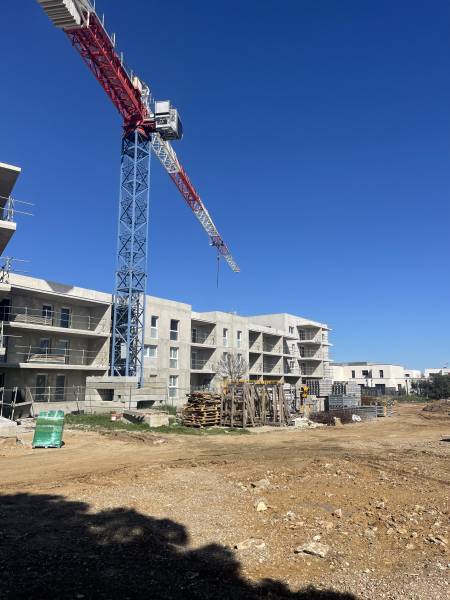 Réalisation d'un projet neuf de logements à Baillargues : étanchéité, isolation et pose de dalles sur plots