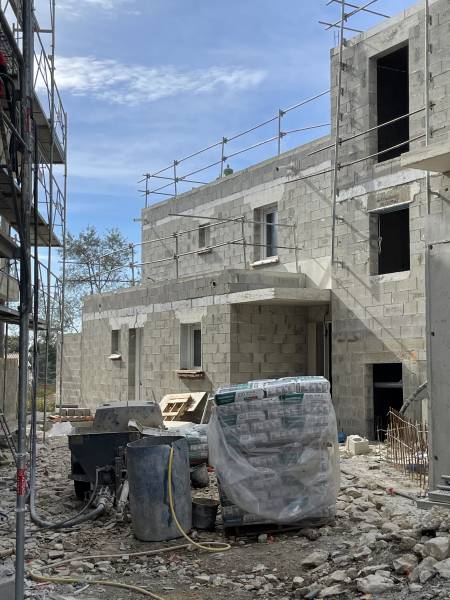 Construction neuve de la résidence Puech du Teil à Nîmes : étanchéité, isolation et pose des dalles sur plots