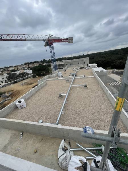 Réalisation d'un projet neuf de logements à Baillargues : étanchéité, isolation et pose de dalles sur plots
