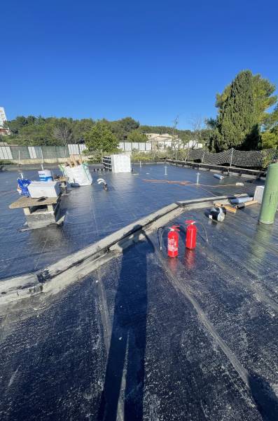 Réfection et isolation du complexe sportif de Nîmes : étanchéité Cool Roof et sécurisation