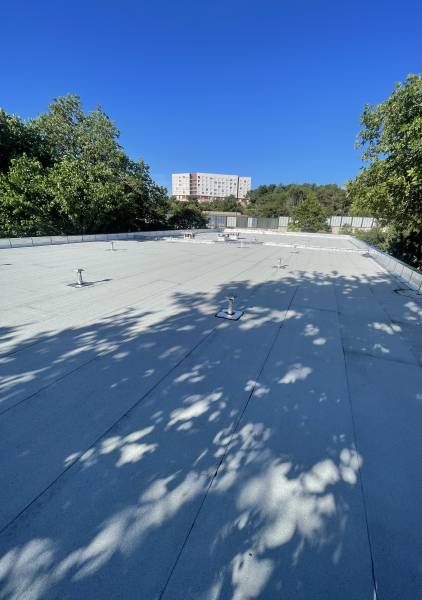 Réfection et isolation du complexe sportif de Nîmes : étanchéité Cool Roof et sécurisation