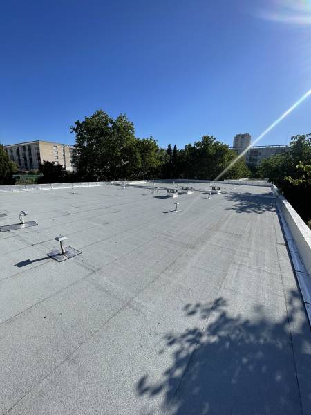 Réfection et isolation du complexe sportif de Nîmes : étanchéité Cool Roof et sécurisation