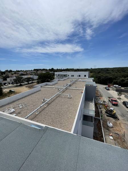 Réalisation d'un projet neuf de logements à Baillargues : étanchéité, isolation et pose de dalles sur plots
