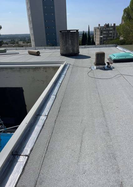 Réfection et isolation d’une toiture à Nîmes avec rehausse des acrotères