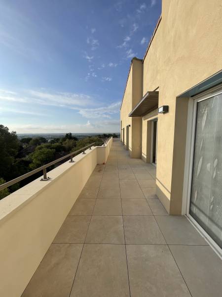 Construction neuve de la résidence Puech du Teil à Nîmes : étanchéité, isolation et pose des dalles sur plots