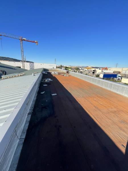 Réfection d’un bâtiment à Sète pour l’agence Rexel : étanchéité et isolation thermique performante