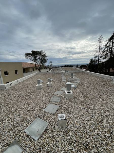 Construction neuve de la résidence Puech du Teil à Nîmes : étanchéité, isolation et pose des dalles sur plots