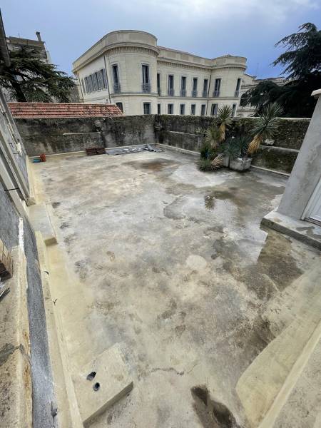 Réaliser une rénovation énergétique de toiture plate pour réduire les pertes de chaleur à Nîmes et Montpellier