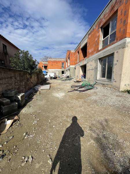 Logements neufs collectifs sur Fabrègues - Mise en oeuvre de complexe d'étanchéité avec protection graviers et dalles sur plots