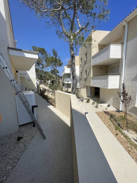 Construction neuve de la résidence Puech du Teil à Nîmes : étanchéité, isolation et pose des dalles sur plots