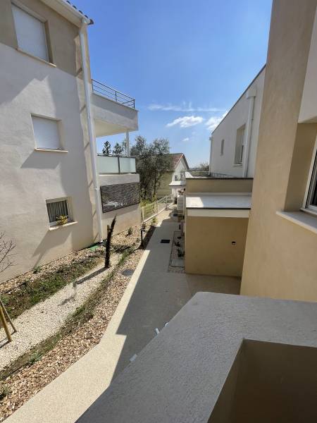 Construction neuve de la résidence Puech du Teil à Nîmes : étanchéité, isolation et pose des dalles sur plots