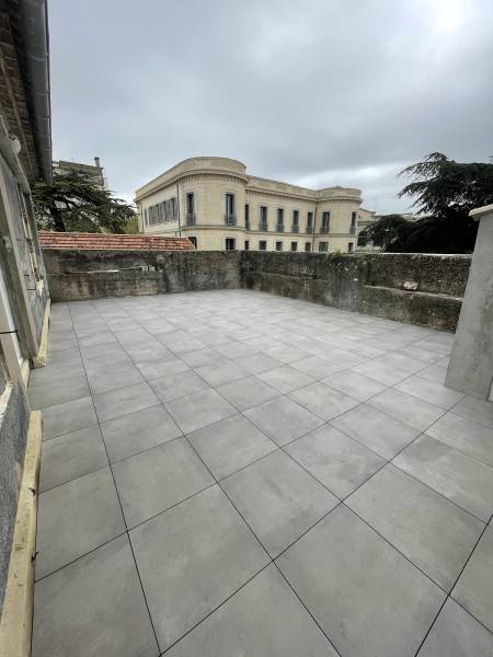 Réaliser une rénovation énergétique de toiture plate pour réduire les pertes de chaleur à Nîmes et Montpellier