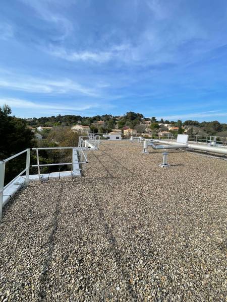 Assurer le nettoyage et la maintenance de votre toiture plate pour éviter fuites et sinistres à Avignon