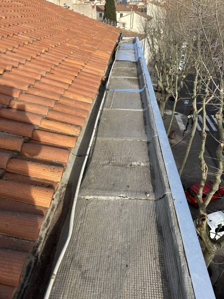 Réfection complète de l’étanchéité d’une casquette béton au centre-ville de Nîmes suite à infiltration avec accès difficile