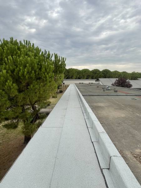 Rénovation après sinistre : arrachage d’étanchéité + complexe autoprotégé “cool roof” pour un bâtiment collectif à Montpellier