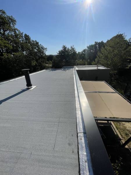 Étanchéité isolante autoprotégée sur support bois pour une rénovation énergétique réussie autour d’Avignon