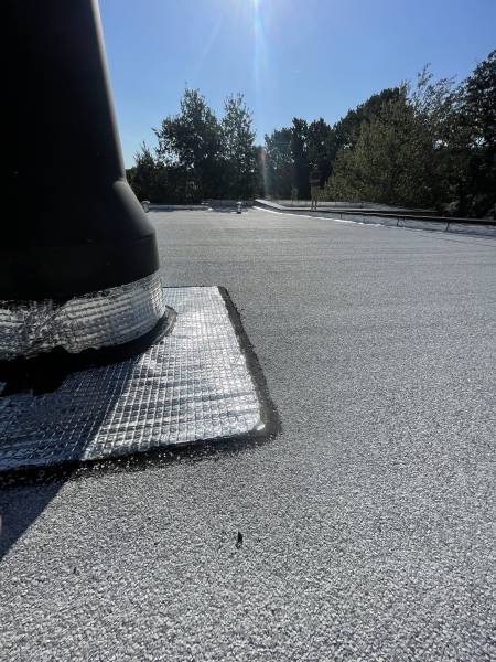 Étanchéité isolante autoprotégée sur support bois pour une rénovation énergétique réussie autour d’Avignon