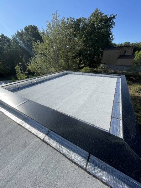 Étanchéité isolante autoprotégée sur support bois pour une rénovation énergétique réussie autour d’Avignon