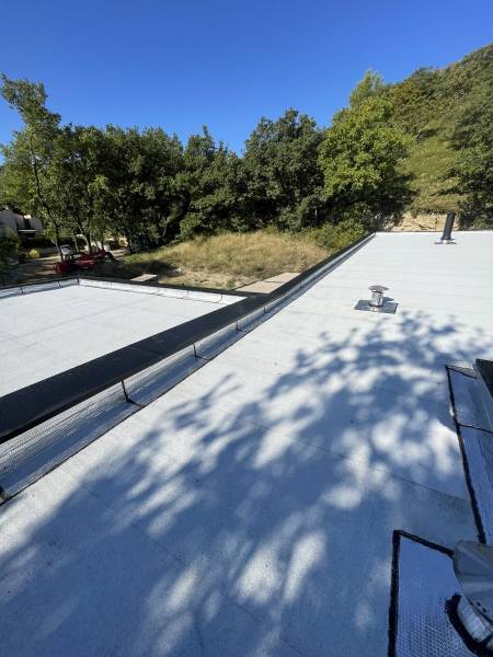 Étanchéité isolante autoprotégée sur support bois pour une rénovation énergétique réussie autour d’Avignon