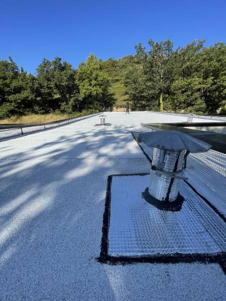 Étanchéité isolante autoprotégée sur support bois pour une rénovation énergétique réussie autour d’Avignon