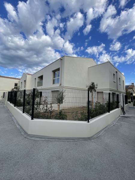 Logements neufs collectifs sur Fabrègues - Mise en oeuvre de complexe d'étanchéité avec protection graviers et dalles sur plots