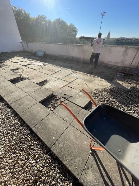 Réfection complète d'une toiture terrasse de 300m² au Stade mythique des Costières à Nîmes avec isolation aux normes actuelles