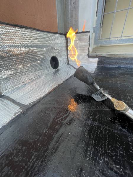 Réfection complète d'une toiture terrasse de 300m² au Stade mythique des Costières à Nîmes avec isolation aux normes actuelles