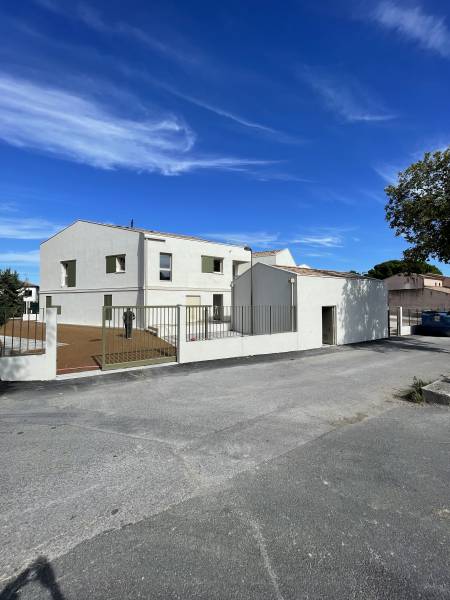 Logements neufs collectifs sur Fabrègues - Mise en oeuvre de complexe d'étanchéité avec protection graviers et dalles sur plots