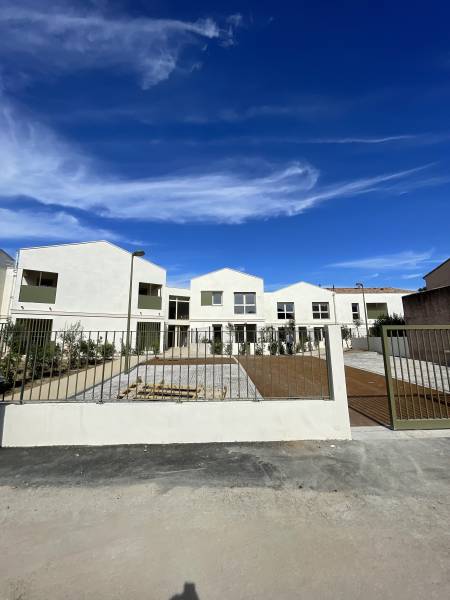 Logements neufs collectifs sur Fabrègues - Mise en oeuvre de complexe d'étanchéité avec protection graviers et dalles sur plots