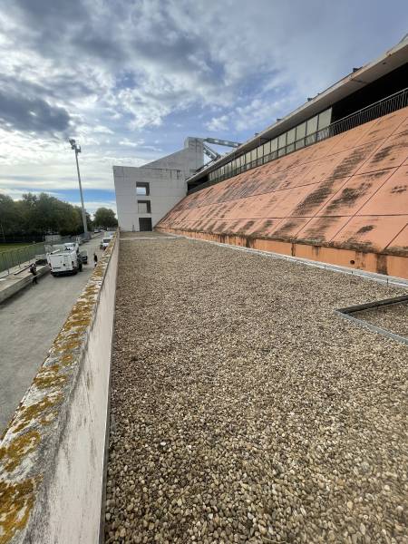 Réfection complète d'une toiture terrasse de 300m² au Stade mythique des Costières à Nîmes avec isolation aux normes actuelles