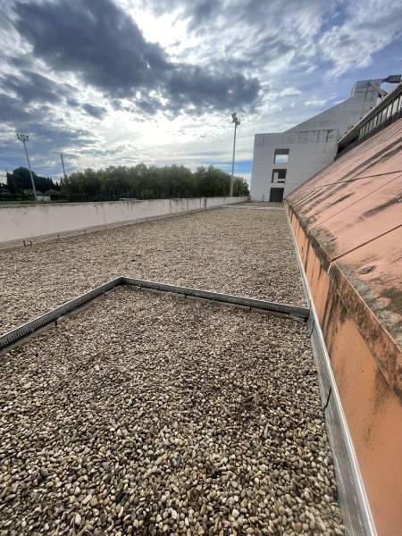 Réfection complète d'une toiture terrasse de 300m² au Stade mythique des Costières à Nîmes avec isolation aux normes actuelles