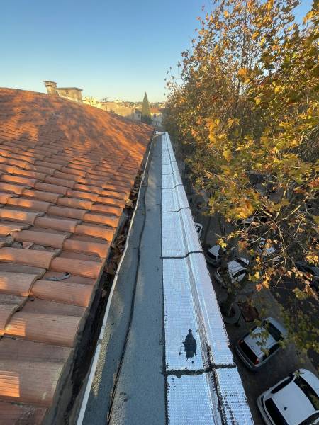 Réfection complète de l’étanchéité d’une casquette béton au centre-ville de Nîmes suite à infiltration avec accès difficile