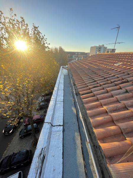 Réfection complète de l’étanchéité d’une casquette béton au centre-ville de Nîmes suite à infiltration avec accès difficile